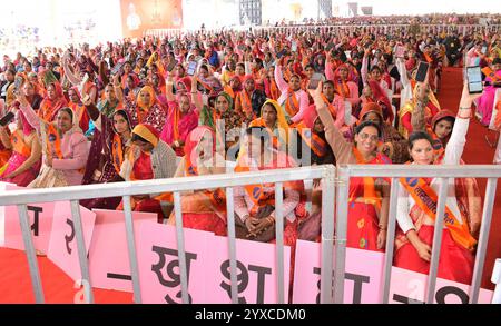 Udaipur, Inde, 14 décembre 2024 : bénéficiaires du programme gouvernemental lors de la conférence des femmes au niveau de l'État sur le premier anniversaire du gouvernement de l'État, au Gandhi Ground à Udaipur. Crédit : Sumit Saraswat / Alamy Live News Banque D'Images