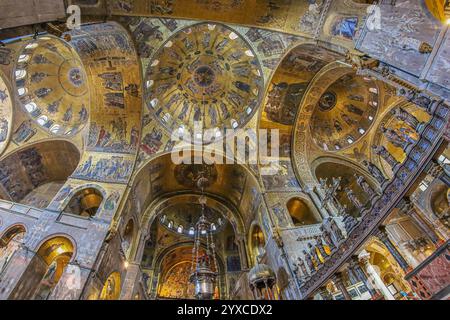 VENISE, ITALIE - 17 MARS 2023 : intérieur de la cathédrale patriarcale médiévale Basilique Saint-Marc (Basilica Cattedrale Patriarcale di San Marco), Banque D'Images