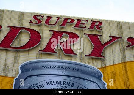 Énorme panneau d'affichage au néon Asahi Super Dry Beer dans la zone touristique populaire de Dotonbori à Osaka, au Japon, le 7 décembre 2017 Banque D'Images