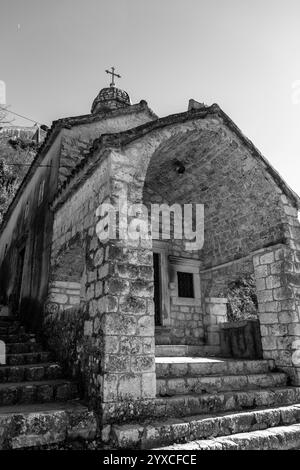 L'église notre-Dame de Remedy sur la pente de équipée Montagne John au-dessus de la vieille ville de Kotor, Monténégro. Banque D'Images