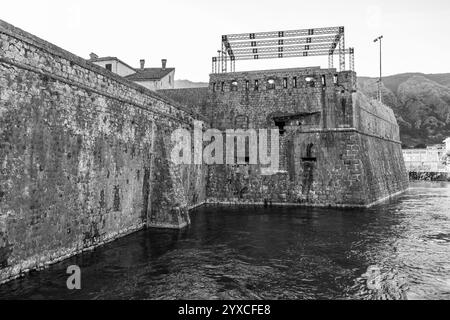 Les fortifications de Kotor sont un système de fortifications historique intégré qui protégeait la ville médiévale de Kotor, au Monténégro. Banque D'Images