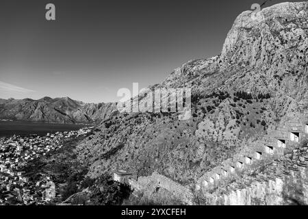 Les fortifications de Kotor sont un système de fortifications historique intégré qui protégeait la ville médiévale de Kotor, au Monténégro. Banque D'Images