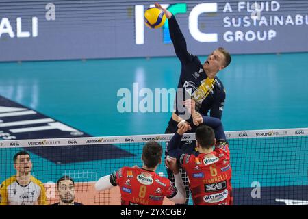 Vérone, Italie. 15 décembre 2024. Spike de Donovan Dzavoronok de Rana Verona lors du match entre Rana Verona et Sir Susa Vim Perugia, saison régulière du Championnat d'Italie de volleyball SuperLega 2024/2025, au Pala AGSM-AIM à Vérone, Italie le 15 décembre 2024. Crédit : Agence photo indépendante/Alamy Live News Banque D'Images