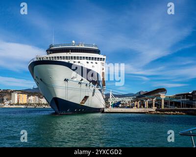 Bateau de croisière amarré au port de Malaga Banque D'Images