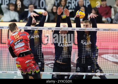 Vérone, Italie. 15 décembre 2024. Bloc de l'équipe de Rana Verona lors du match entre Rana Verona et Sir Susa Vim Perugia, saison régulière du Championnat d'Italie de volleyball SuperLega 2024/2025, au Pala AGSM-AIM à Vérone, Italie, le 15 décembre 2024. Crédit : Agence photo indépendante/Alamy Live News Banque D'Images