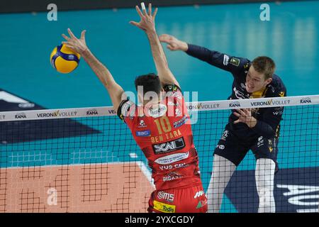 Vérone, Italie. 15 décembre 2024. Rok Mozic de Rana Verona lors du match entre Rana Verona et Sir Susa Vim Perugia, saison régulière du Championnat d'Italie de volleyball SuperLega 2024/2025, au Pala AGSM-AIM à Vérone, Italie, le 15 décembre 2024. Crédit : Agence photo indépendante/Alamy Live News Banque D'Images