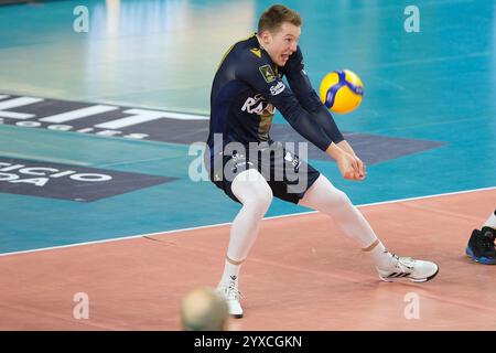 Vérone, Italie. 15 décembre 2024. Bump de Rok Mozic de Rana Verona lors du match entre Rana Verona et Sir Susa Vim Perugia, saison régulière du Championnat d'Italie de volleyball SuperLega 2024/2025, au Pala AGSM-AIM à Vérone, Italie, le 15 décembre 2024. Crédit : Agence photo indépendante/Alamy Live News Banque D'Images