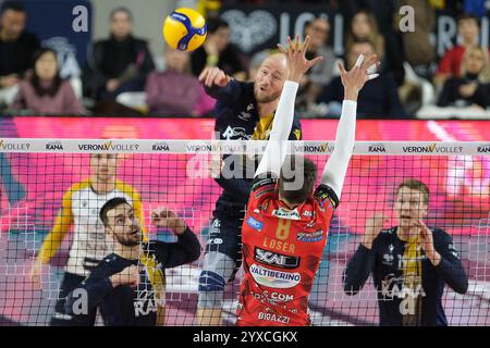 Vérone, Italie. 15 décembre 2024. Spike d'Aidan Zingel de Rana Verona lors du match entre Rana Verona et Sir Susa Vim Perugia, saison régulière du Championnat d'Italie de volleyball SuperLega 2024/2025, au Pala AGSM-AIM à Vérone, Italie, le 15 décembre 2024. Crédit : Agence photo indépendante/Alamy Live News Banque D'Images