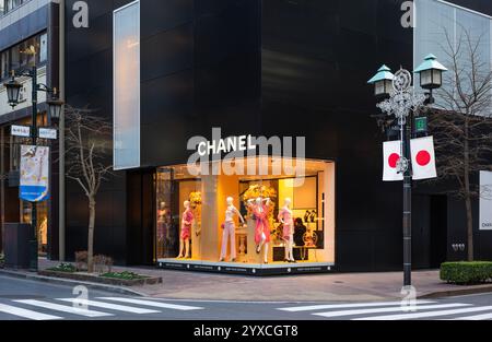 tokyo, ginza – 08 janvier 2023 : magasin Chanel au coin des rues namiki et miyuki avec mannequins habillés en haute couture. Banque D'Images