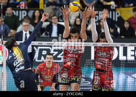 Vérone, Italie. 15 décembre 2024. Bloc de Wassim Ben Tara de Sir Susa Vim Perugia lors du match entre Rana Verona et Sir Susa Vim Perugia, saison régulière du Championnat d'Italie de volleyball SuperLega 2024/2025, au Pala AGSM-AIM à Vérone, Italie, le 15 décembre 2024. Crédit : Agence photo indépendante/Alamy Live News Banque D'Images