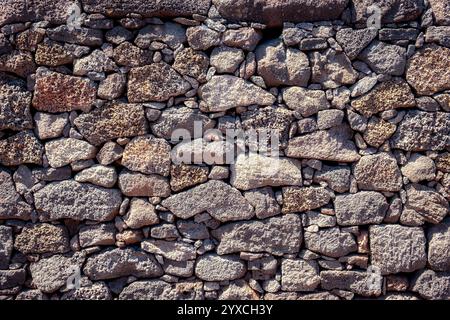Vue détaillée d'un mur structuré texturé construit à partir de roche volcanique Banque D'Images