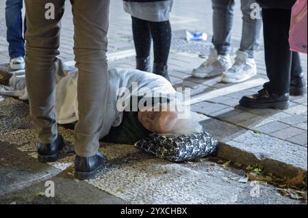 Rome, Italie. 15 décembre 2024. Luciana, 90 ans, avec un fils qui vit de l'autre côté de la ville, est sur le terrain, incapable de bouger une jambe après une chute et attend une ambulance depuis environ 40 minutes : en raison du nombre élevé d'appels, l'ambulance prendra encore environ 25 minutes pour arriver dans l'une des rues commerçantes de l'une des municipalités de Rome. Le 5 décembre 2024, le secrétaire national de l'UGL Salute, Gianluca Giuliano. Dans une note, il a déclaré que les salles d'urgence sont de plus en plus sous pression et a ajouté ''ce n'est pas la faute de la grippe saisonnière mais d'une Banque D'Images