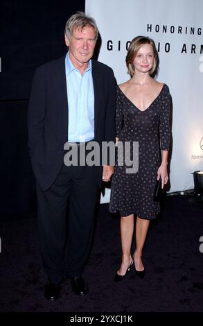 BEVERLY HILLS, CA, USA : (de gauche à droite) Harrison Ford et Calista Flockhart assistent aux honneurs pour Giorgio Armani reçoivent le premier prix 'Rodeo Drive Walk of style' sur Rodeo Drive à Beverly Hills, Californie le 9 septembre 2003. © Lee Roth / Roth Stock Celebrity Archives Banque D'Images