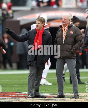 Cleveland, États-Unis. 15 décembre 2024. Clark Hunt, propriétaire des Kansas City Chiefs, discute avec Jimmy Haslam, propriétaire des Cleveland Browns, avant leur match au Huntington Bank Field à Cleveland, Ohio, le dimanche 15 décembre 2024. Photo de Aaron Josefczyk/UPI crédit : UPI/Alamy Live News Banque D'Images