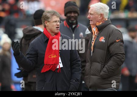 Cleveland, États-Unis. 15 décembre 2024. Clark Hunt, propriétaire des Kansas City Chiefs, discute avec Jimmy Haslam, propriétaire des Cleveland Browns, avant leur match au Huntington Bank Field à Cleveland, Ohio, le dimanche 15 décembre 2024. Photo de Aaron Josefczyk/UPI crédit : UPI/Alamy Live News Banque D'Images