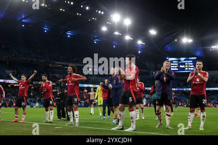 Stade Etihad, Manchester, Royaume-Uni. 15 décembre 2024. Premier League Football, Manchester City contre Manchester United ; Joshua Zirkzee de Manchester United célèbre avec ses coéquipiers devant les fans invités à plein temps crédit : action plus Sports/Alamy Live News Banque D'Images