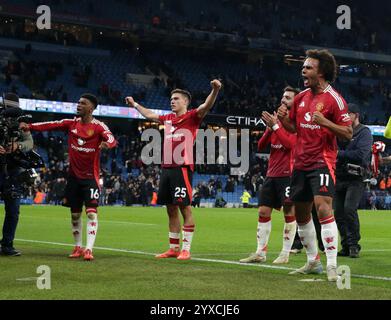 Stade Etihad, Manchester, Royaume-Uni. 15 décembre 2024. Premier League Football, Manchester City contre Manchester United ; Joshua Zirkzee de Manchester United célèbre avec ses coéquipiers devant les fans invités à plein temps crédit : action plus Sports/Alamy Live News Banque D'Images