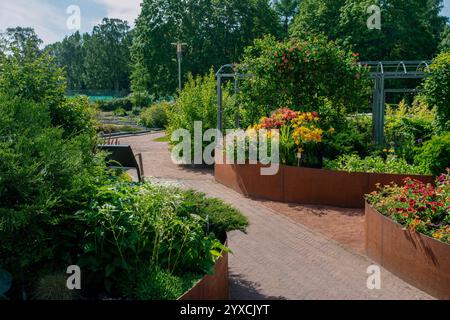 Parterre de fleurs lumineux idyllique dans le jardin botanique de Kaisaniemi d'Helsinki - fantastique été finlandais! Banque D'Images