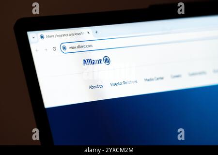 New York, États-Unis - 15 décembre 2024 : page d'accueil du site Allianz affichée sur l'écran de l'ordinateur avec le logo de la société. Plateforme en ligne pour l'assurance et Banque D'Images