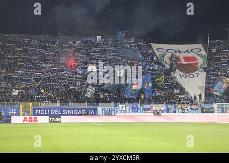 Como, Italie. 15 décembre 2024. Les supporters de côme en action lors du match de football Serie A Enilive 2024/2025 entre Côme et Roma au stade Giuseppe Sinigaglia de Côme, dans le nord de l'Italie - dimanche 15 décembre 2024. Sport - Football. (Photo de Antonio Saia/LaPresse) crédit : LaPresse/Alamy Live News Banque D'Images