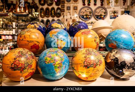 Globes colorés avec des cartes détaillées du monde, dans un affichage attrayant, mettant en évidence les caractéristiques géographiques et la valeur éducative à Bodrum, Turkiye Banque D'Images