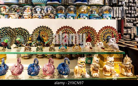 Une collection de poteries et d'objets décoratifs magnifiquement travaillés présente des motifs complexes et des couleurs vives dans une boutique de cadeaux à Bodrum, Turkiye Banque D'Images