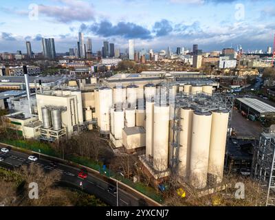 Image aérienne de la brasserie Heineken montrant de grands réservoirs cylindriques et une cheminée, située à Denmark Rd, Manchester UK Banque D'Images