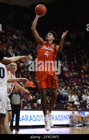 15 décembre 2024 : le garde des Virginia Tech Hokies Rodney Brown Jr. (4) tire la balle pendant le match de basket-ball de la NCAA entre les Navy Midshipmen et les Virginia Tech Hokies au Cassell Coliseum de Blacksburg, Virginie. Jonathan Huff/CSM (image crédit : © Jonathan Huff/Cal Sport Media) Banque D'Images