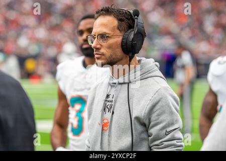 Houston, Texas, États-Unis. 15 décembre 2024. Mike McDaniel, entraîneur-chef des Dolphins de Miami, lors d'un match entre les Dolphins de Miami et les Texans de Houston à Houston, au Texas. Trask Smith/CSM/Alamy Live News Banque D'Images