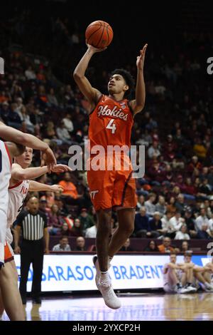 15 décembre 2024 : le garde des Virginia Tech Hokies Rodney Brown Jr. (4) tire la balle pendant le match de basket-ball de la NCAA entre les Navy Midshipmen et les Virginia Tech Hokies au Cassell Coliseum de Blacksburg, Virginie. Jonathan Huff/CSM Banque D'Images