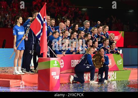 Vienne, Autriche. 15 décembre 2024. VIENNE, AUTRICHE - 15 DÉCEMBRE : L'équipe de Norvège avec médailles et trophée lors de la cérémonie de remise des prix de l'EHF EURO 2024 femme au Wiener Stadthalle le 15 décembre 2024 à Vienne, Autriche.241215 SEPA 38 033 - 20241215 PD10117 crédit : APA-PictureDesk/Alamy Live News Banque D'Images