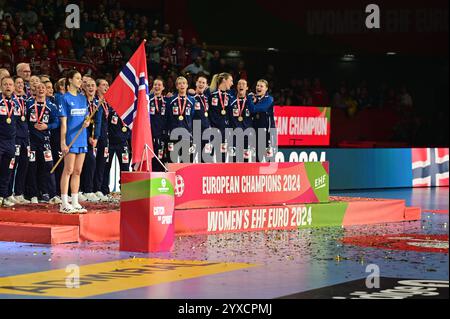 Vienne, Autriche. 15 décembre 2024. VIENNE, AUTRICHE - 15 DÉCEMBRE : L'équipe norvégienne chante l'hymne lors de la cérémonie de remise des prix de l'EHF EURO 2024 Womens au Wiener Stadthalle le le 15 décembre 2024 à Vienne, Autriche.241215 SEPA 38 034 - 20241215 PD10143 crédit : APA-PictureDesk/Alamy Live News Banque D'Images