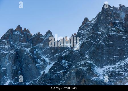 Sommets imposants et accidentés autour de Chamonix avec des montagnes enneigées sous un ciel bleu clair. Superbe paysage alpin. Banque D'Images