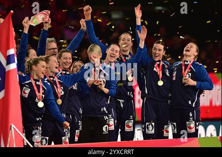 Vienne, Autriche. 15 décembre 2024. VIENNE, AUTRICHE - 15 DÉCEMBRE : les joueurs de Norvège célèbrent la cérémonie de remise des prix de l'EHF EURO 2024 féminin au Wiener Stadthalle le 15 décembre 2024 à Vienne, Autriche.241215 SEPA 38 035 - 20241215 PD10392 crédit : APA-PictureDesk/Alamy Live News Banque D'Images