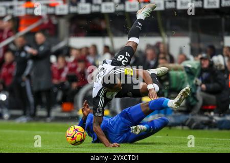 Newcastle, Royaume-Uni. 14 décembre 2024. Caleb Okoli de Leicester City Slide affronte Joe Willock de Newcastle United lors du match Newcastle United FC contre Leicester City FC English premier League à James' Park, Newcastle, Angleterre, Royaume-Uni le 14 décembre 2024 crédit : Every second Media/Alamy Live News Banque D'Images