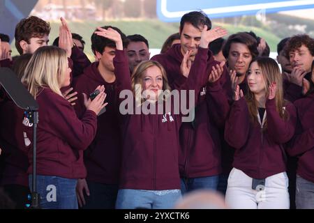 Rome, Italie. 15 décembre 2024. Giorgia Meloni salue le public à la fin de l'événement politique organisé par le parti au pouvoir Fratelli D'Italia appelé Atreju 2024 au Circus Maximus Credit : SOPA images Limited/Alamy Live News Banque D'Images