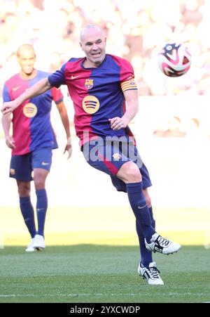 Tokyo, Japon. 15 décembre 2024. Andrres Iniesta, ancien joueur du FC Barcelone, tire le ballon lors du match de football « El Clasico in Tokyo » opposant des légendes du Barça et des légendes du Real Madrid à Tokyo le dimanche 15 décembre 2024. Andres Iniesta a tenu une cérémonie d'adieu pour son transporteur professionnel après le match. (Photo de Yoshio Tsunoda/AFLO) Banque D'Images