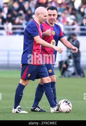 Tokyo, Japon. 15 décembre 2024. Andrres Iniesta (G), ancien joueur du FC Barcelone, discute avec Xavi Hernandez (d) lors du match de football « El Clasico in Tokyo » opposant des légendes du Barça et des légendes du Real Madrid à Tokyo le dimanche 15 décembre 2024. Andres Iniesta a tenu une cérémonie d'adieu pour son transporteur professionnel après le match. (Photo de Yoshio Tsunoda/AFLO) Banque D'Images