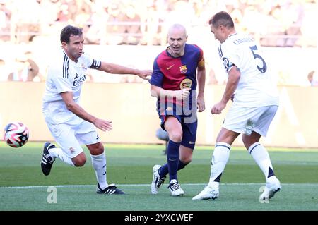 Tokyo, Japon. 15 décembre 2024. Andrres Iniesta (C), ancien joueur du FC Barcelone, joue au match de football « El Clasico in Tokyo » opposant des légendes du Barça et des légendes du Real Madrid à Tokyo le dimanche 15 décembre 2024. Andres Iniesta a tenu une cérémonie d'adieu pour son transporteur professionnel après le match. (Photo de Yoshio Tsunoda/AFLO) Banque D'Images