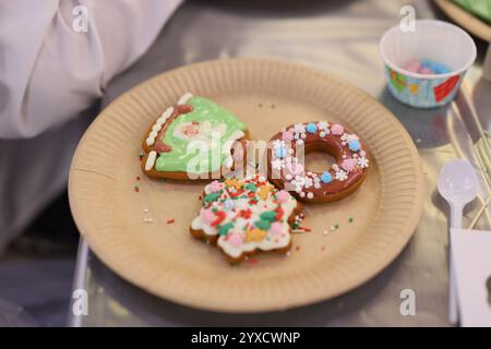 Une sélection joliment décorée de cookies des fêtes présentés avec art sur une assiette décorative Banque D'Images