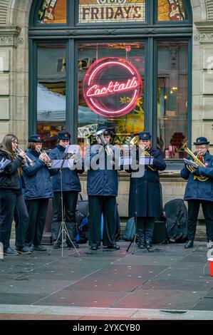 Membres d'un groupe de cuivres de l'Armée du Salut jouant Christmas Carols, Buchanan Street, Glasgow, Écosse, Royaume-Uni, Europe Banque D'Images