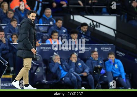 Stade Etihad, Manchester, Royaume-Uni. 15 décembre 2024. Premier League Football, Manchester City contre Manchester United ; Ruben Amorim, entraîneur de Manchester United, pace la zone technique crédit : action plus Sports/Alamy Live News Banque D'Images