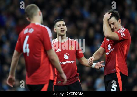 Stade Etihad, Manchester, Royaume-Uni. 15 décembre 2024. Premier League Football, Manchester City contre Manchester United ; Diogo Dalot de Manchester United réagit contre son coéquipier Matthijs de Ligt après que la défense de United ait permis un tir au but crédit : action plus Sports/Alamy Live News Banque D'Images