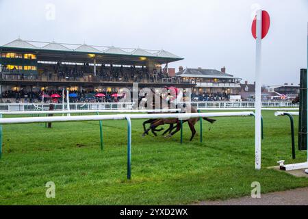 Course hippique de chasse nationale à l'hippodrome de Warwick, Angleterre, au Royaume-Uni, avec action devant le stand principal lors de la réunion de décembre 2024 Banque D'Images