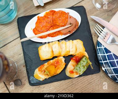 Différents types de tapas sur table Banque D'Images