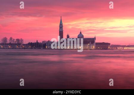 Venise, Italie - 4 février 2024 : Île San Giorgio Maggiore et gondoles traditionnelles à Venise, Italie Banque D'Images