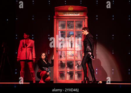 Londres, Royaume-Uni. 15e Dicember 2024. Boy George fait une entrée très britannique sur scène à l'O2 Arena. Cristina Massei/Alamy Live News. Banque D'Images