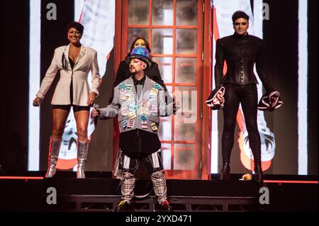 Londres, Royaume-Uni. 15e Dicember 2024. Boy George fait une entrée très britannique sur scène à l'O2 Arena. Cristina Massei/Alamy Live News. Banque D'Images