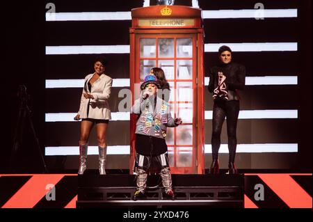 Londres, Royaume-Uni. 15e Dicember 2024. Boy George fait une entrée très britannique sur scène à l'O2 Arena. Cristina Massei/Alamy Live News. Banque D'Images