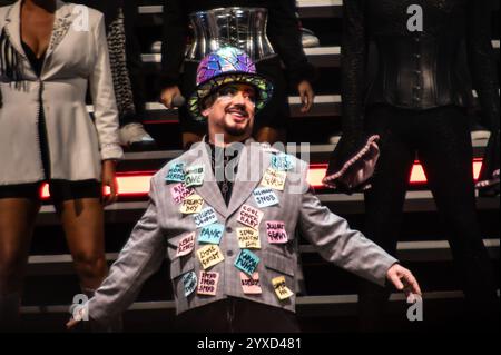 Londres, Royaume-Uni. 15e Dicember 2024. Boy George fait une entrée très britannique sur scène à l'O2 Arena. Cristina Massei/Alamy Live News. Banque D'Images